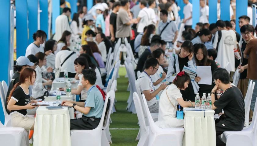 Các bạn trẻ tham gia một hội chợ việc làm ở Bắc Kinh năm 2022. Ảnh: CNN