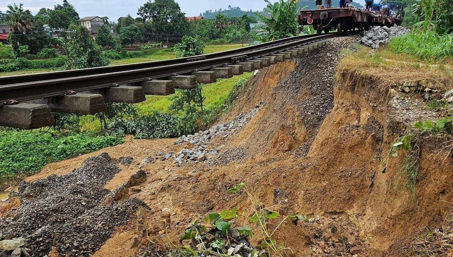 Yên Bái: Mưa lớn gây nhiều thiệt hại, tạm dừng chạy tàu tuyến Hà Nội - Lào Cai