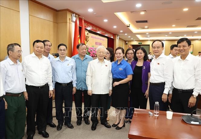 Tổng Bí thư Nguyễn Phú Trọng với các đại biểu và cử tri. Ảnh: Trí Dũng/TTXVN