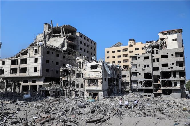 Những tòa nhà bị phá hủy sau trận oanh kích của quân đội Israel xuống thành phố Gaza, ngày 10/10/2023. Ảnh: THX/TTXVN