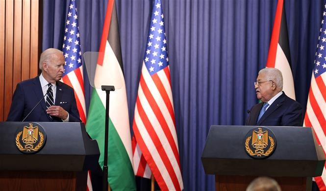 Tổng thống Mỹ Joe Biden (trái) và Tổng thống Palestine Mahmoud Abbas tại cuộc gặp ở Bờ Tây ngày 15/7/2022. Ảnh tư liệu: AFP/TTXVN
