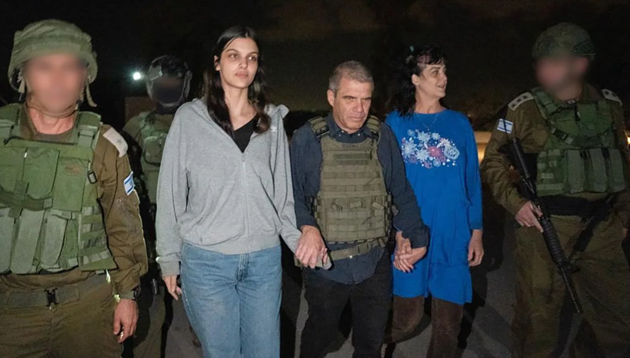 Các con tin người Mỹ Judith Tai Raanan và cô con gái 17 tuổi Natalie Raanan sau khi được Hamas thả ngày 20/10. Ảnh: CNN