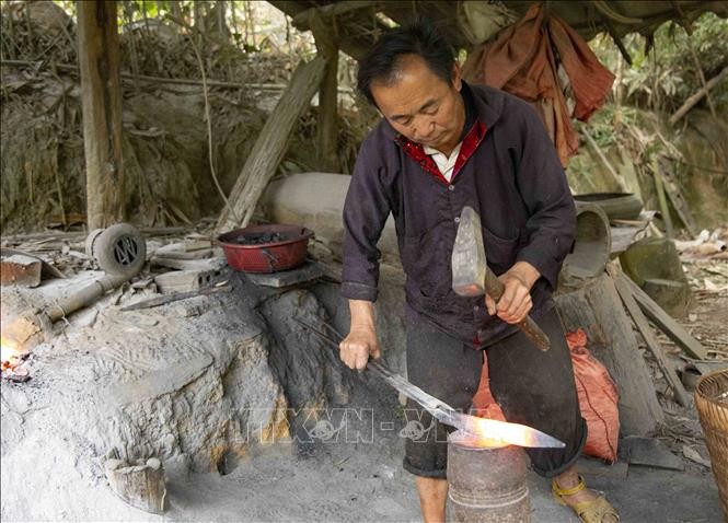 Nghệ nhân người Mông tỉnh Điện Biên thực hành nghề rèn. Ảnh: Xuân Tư