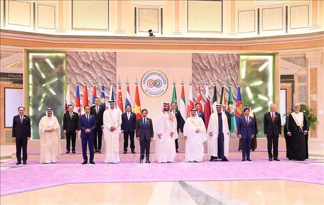 Thủ tướng, Thái tử Saudi Arabia Mohammad bin Salman đón Thủ tướng Phạm Minh Chính và các trưởng đoàn. Ảnh: Dương Giang