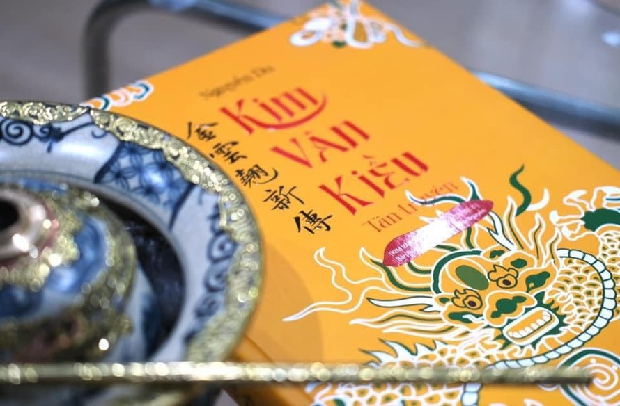 Kim Vân Kiều tân truyện - hội bản với họa tiết rồng năm móng trang trí trên bìa thường được xem là ngự bản thưởng lãm Truyện Kiều của vua nhà Nguyễn.