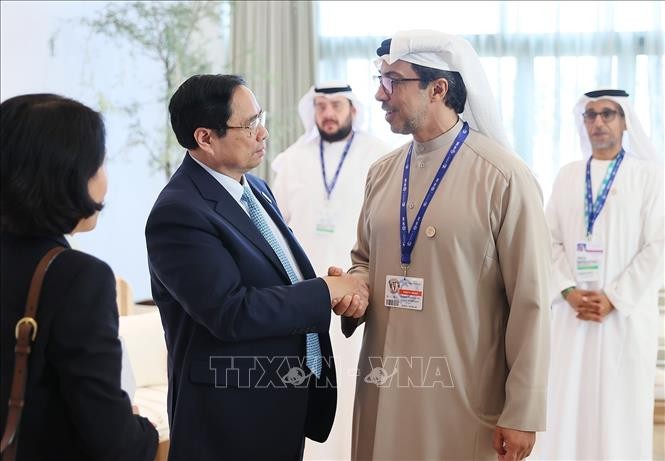 Thủ tướng Phạm Minh Chính gặp Phó Tổng thống UAE Sheikh Mansour Bin Zayed Al Nahyan. Ảnh: Dương Giang