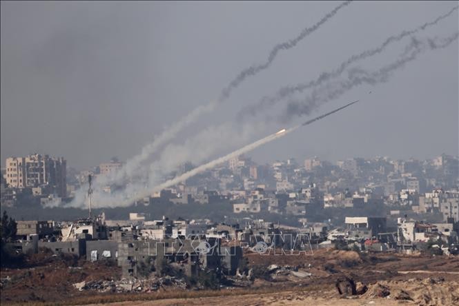 Rocket được phóng từ Dải Gaza về phía Israel ngày 1/12/2023. Ảnh: AFP