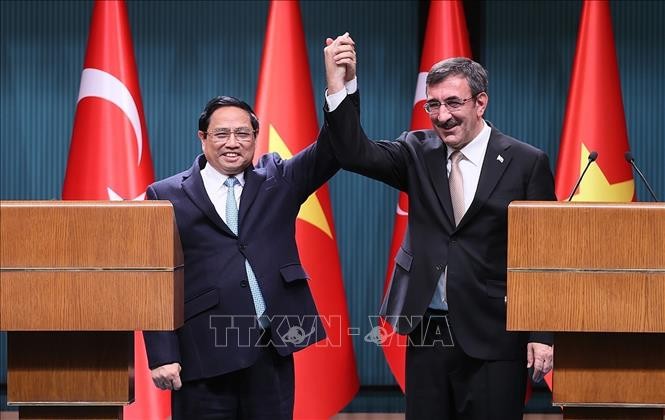 Thủ tướng Phạm Minh Chính và Phó Tổng thống Thổ Nhĩ Kỳ Cevdet Yilmaz tại buổi gặp gỡ báo chí. Ảnh: Dương Giang