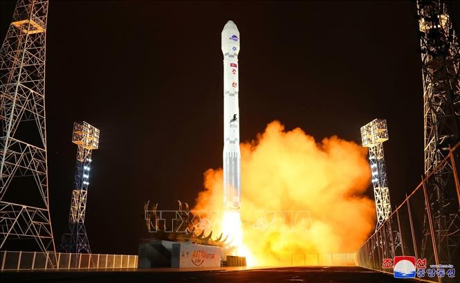 Triều Tiên phóng thành công tên lửa đẩy mới Chollima-1, đưa vệ tinh trinh sát Malligyong-1 vào quỹ đạo từ Bãi phóng vệ tinh Sohae ở quận Cholsan, tỉnh Bắc Phyongan.