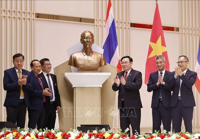 Chủ tịch Quốc hội Vương Đình Huệ tặng tượng Bác Hồ cho Tổng hội người Việt toàn Thái và Tổng hội Doanh nhân toàn Thái. Ảnh: Doãn Tấn