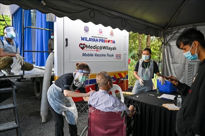 Nhân viên y tế tiêm vaccine phòng COVID-19 cho người dân tại Kuala Lumpur, Malaysia. Ảnh: AFP