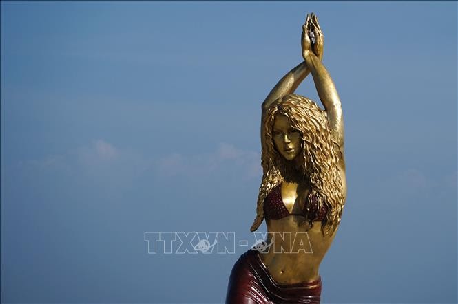 Bức tượng đồng nữ hoàng nhạc Latin Shakira ở Barranquilla, Colombia. Ảnh: AFP/TTXVN