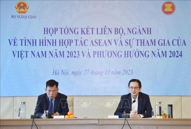 Thứ trưởng Bộ Ngoại giao Đỗ Hùng Việt (phải) chủ trì cuộc họp. Ảnh: Lâm Khánh/TTXVN