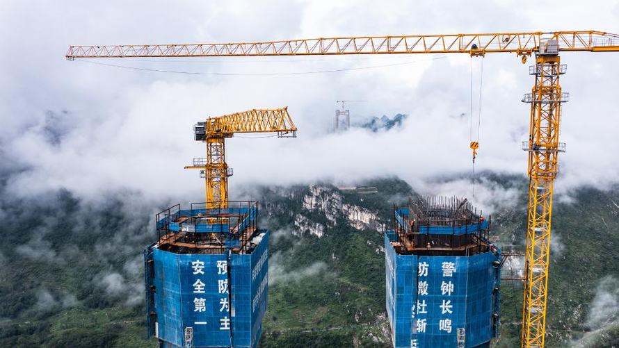 Bức ảnh chụp từ trên không này cho thấy công trường xây dựng cây cầu hẻm núi lớn Huajiang ở tỉnh Quý Châu phía tây nam Trung Quốc, ngày 2/8/2023. Ảnh: Tân Hoa Xã 
