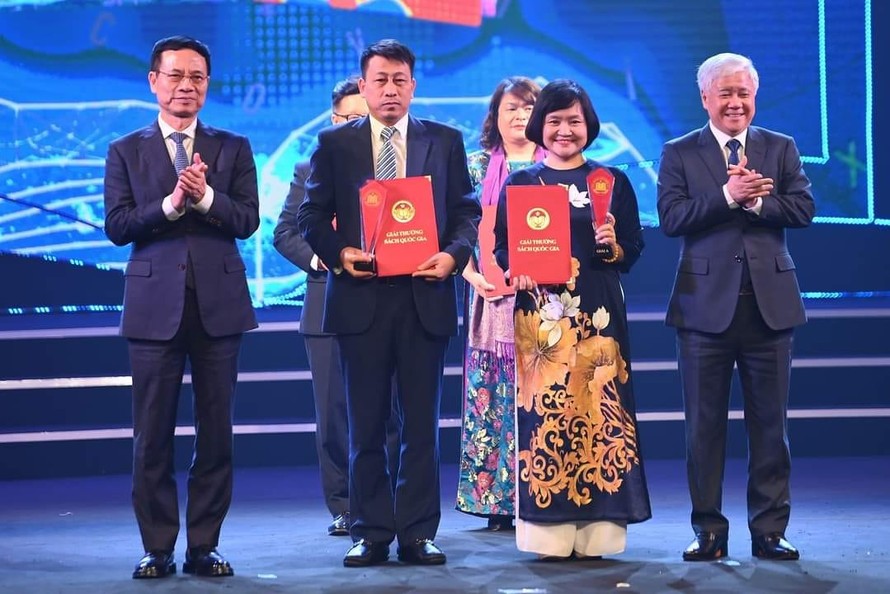 Tác giả Nguyễn Thuỵ Anh (áo dài) nhận giải A tại Giải thưởng Sách Quốc gia lần thứ VI.
