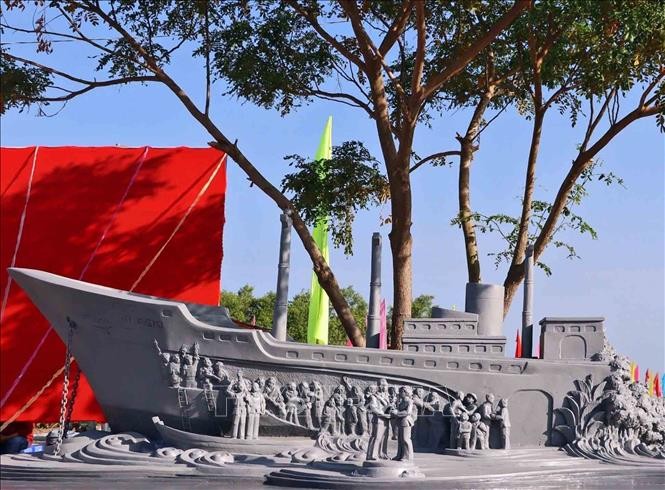 Tượng đài chuyến tàu tập kết ra Bắc năm 1954 do Nhà điêu khắc Trần Thanh Tùng thiết kế với hình tượng cách điệu chiếc tàu dài 25m, cao 10,5m, rộng 8,5m, chất liệu tượng đài bằng đá granite.