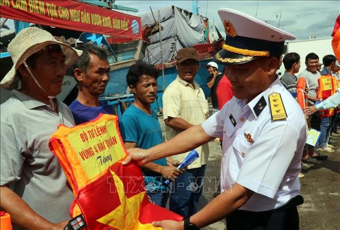 Bộ Tư lệnh Vùng 4 Hải quân tặng quà cho ngư dân phường Đông Hải, thành phố Phan Rang - Tháp Chàm. Ảnh: Công Thử/TTXVN 