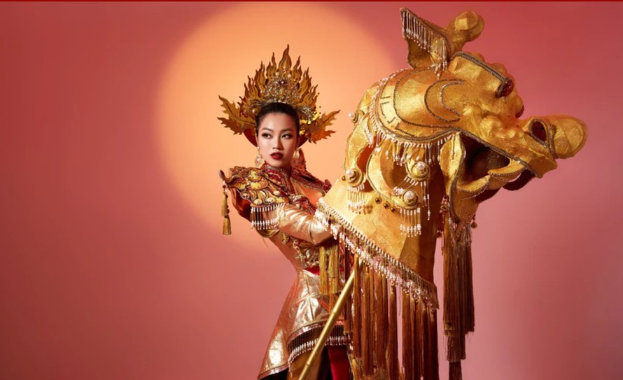 Miss Global 2023: Nhan sắc Việt trình diễn trang phục dân tộc “Lưỡng nghê chầu"
