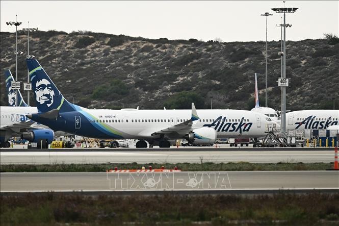 Máy bay Boeing 737 MAX 9 của hãng hàng không Alaska Airlines tại sân bay Los Angeles, bang California, Mỹ ngày 14/1/2024. Ảnh: AFP/TTXVN 