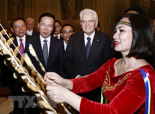  Chủ tịch nước Võ Văn Thưởng và Tổng thống Cộng hòa Italia Sergio Mattarella thưởng thức màn trình diễn nhạc cụ dân tộc của Việt Nam Ảnh: TTXVN