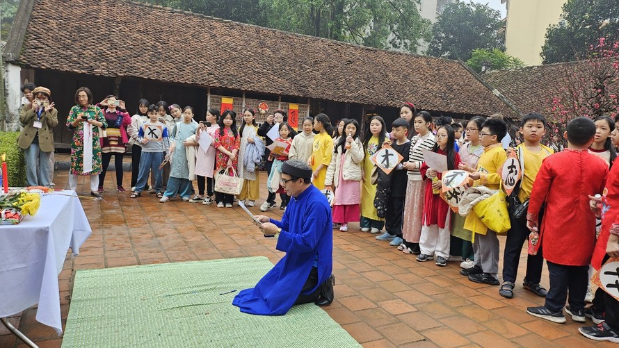 Một phần của nghi lễ dựng cây nêu trong sáng 2/2 tại Bảo tàng Dân tộc học Việt Nam.