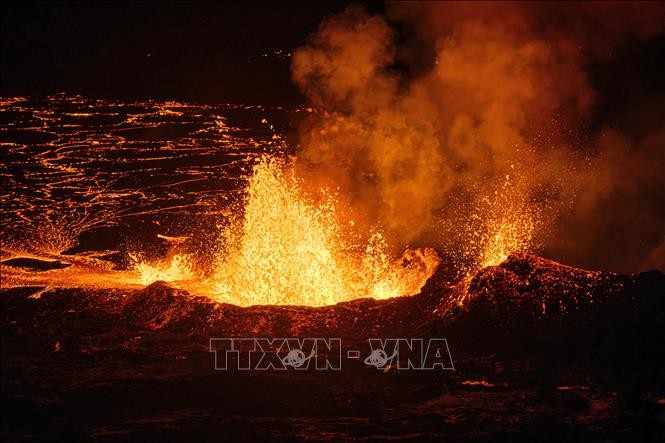Dung nham phun trào từ núi lửa trên bán đảo Reykjanes, Tây Nam Iceland ngày 19/12/2023. Ảnh: AFP/TTXVN