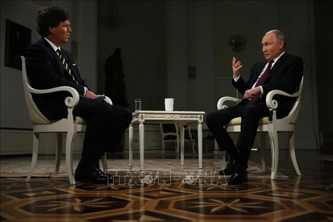 Tổng thống Nga Vladimir Putin (phải) trả lời phỏng vấn nhà báo Mỹ Tucker Carlson tại Moskva ngày 6/2. Ảnh: AFP/TTXVN