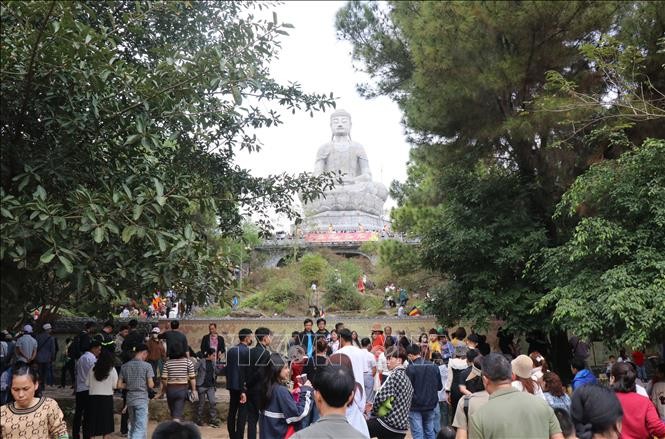 Khách đông chật kín lối lên đại Phật tượng. 