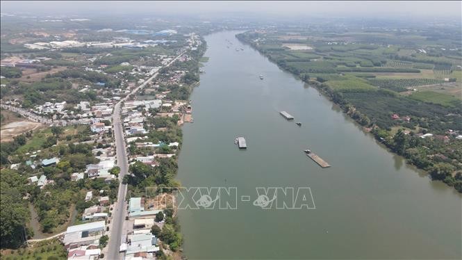 Một góc thành phố Tân Uyên, Bình Dương nằm bên sông Đồng Nai. Ảnh minh họa: Huyền Trang/TTXVN