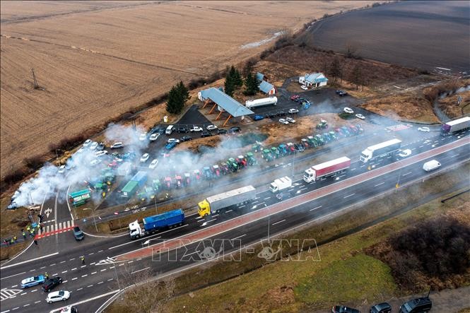 Nông dân Ba Lan phong tỏa tuyến đường gần biên giới Ba Lan - Ukraine, tại Medyka, ngày 9/2/2024. Ảnh: PAP/TTXVN