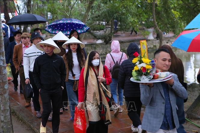 Mặc dù trời mưa nhẹ nhưng chiều tối ngày 14 tháng Giêng đông đảo du khách đến Đền Trần để tham quan, vãn cảnh.