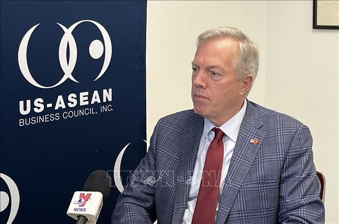 Chủ tịch Hội đồng kinh doanh Mỹ - ASEAN, Đại sứ Ted Osius trả lời phỏng vấn phóng viên TTXVN. Ảnh: Hồng Nguyên/PV TTXVN tại Washington D.C