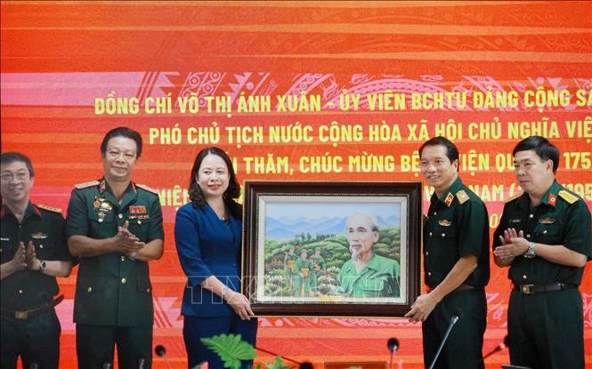 Phó Chủ tịch nước Võ Thị Ánh Xuân chúc mừng tập thể lãnh đạo, y bác sĩ Bệnh viện Quân y 175, TP Hồ Chí Minh.