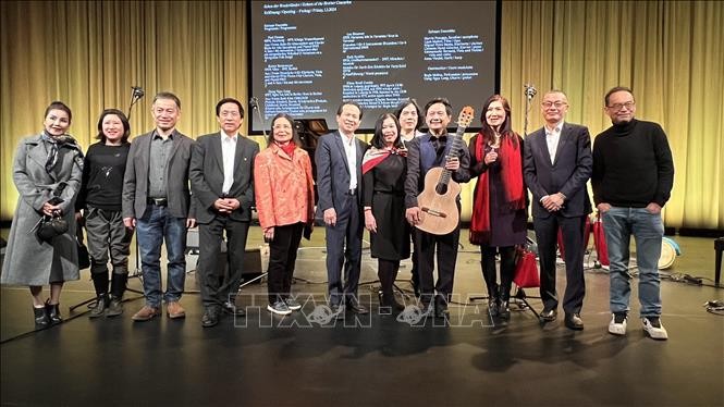 Giáo sư Đặng Ngọc Long (thứ tư từ phải) chụp ảnh cùng khán giả Việt Nam trong đó có Đại sứ Vũ Quang Minh (thứ hai từ phải) tại đêm nhạc của Ban nhạc thính phòng hiện đại “Zafraan Ensemble”.