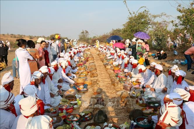 Thực hiện nghi thức cúng trong Lễ tảo mộ của đồng bào Chăm theo đạo Hồi giáo (Bà Ni) ở Bình Thuận. Ảnh: Nguyễn Thanh/TTXVN