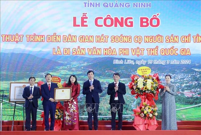 Bà Trương Thị Ngọc Ánh, Phó Chủ tịch Ủy ban Trung ương MTTQ Việt Nam trao Quyết định công nhận làn điệu soóng cọ của người Sán Chỉ là văn hóa phi vật thể quốc gia.