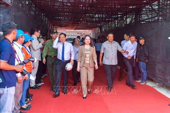 Quyền Chủ tịch nước Võ Thị Ánh Xuân tới dự lễ khai mạc Giải đua.