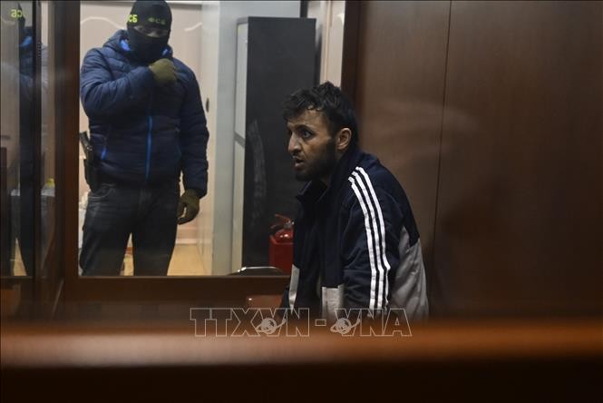 Một trong 4 nghi phạm liên quan đến vụ tấn công nhà hát Crocus City Hall tại phiên xét xử của Tòa án quận Basmanny ở Moskva (Nga) ngày 24/3. Ảnh: AA/TTXVN