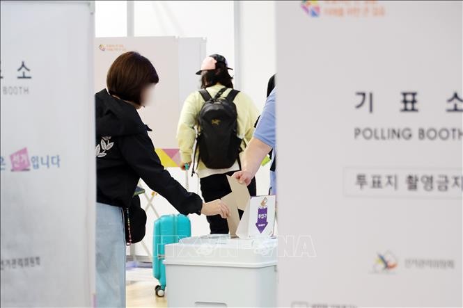 Cử tri bỏ phiếu sớm bầu Quốc hội khóa 22 của Hàn Quốc tại Incheon, phía Tây Seoul, ngày 5/4/2024. Ảnh: YONHAP/TTXVN