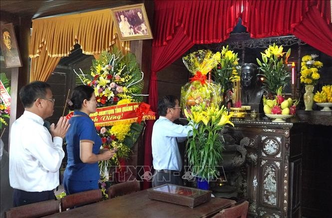 Lãnh đạo tỉnh và người dân tới dâng hương, dâng hoa tại Khu lưu niệm Tổng Bí thư Lê Duẩn ở xã Triệu Thành, huyện Triệu Phong.