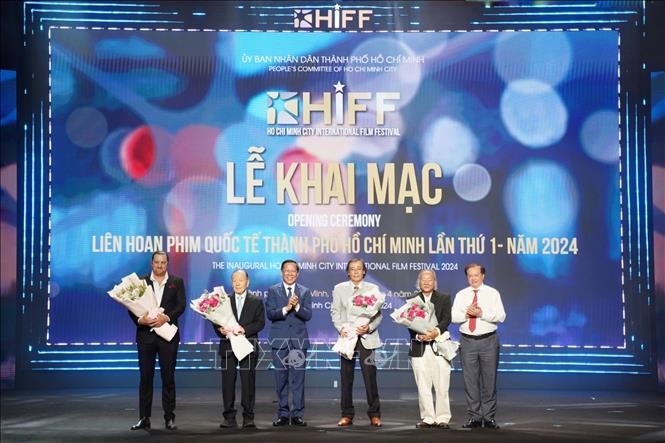 Lãnh đạo Thành phố Hồ Chí Minh trao hoa tri ân các chuyên gia tại Liên hoan phim. 