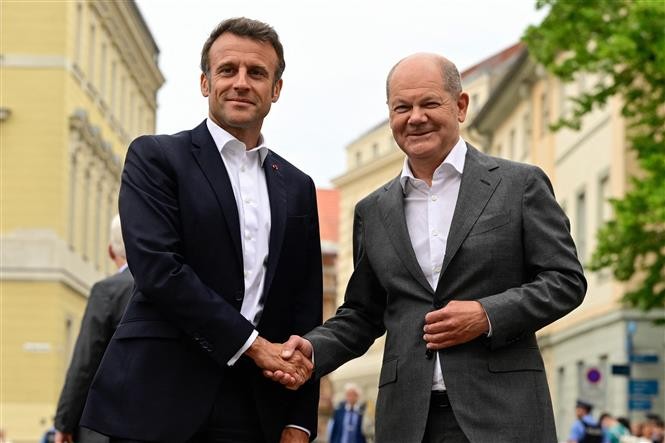 Thủ tướng Đức Olaf Scholz (phải) trong cuộc gặp Tổng thống Pháp Emmanuel Macron tại thành phố Potsdam, bang Brandenburg, ngày 6/6/2023. Ảnh: AFP/TTXVN