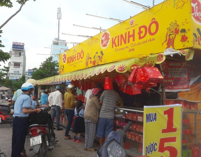 Đổ xô mua bánh trung thu bán 1 tặng 4 ở Sài Gòn