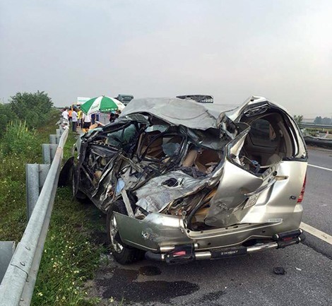 Chiếc Innova hư hỏng nặng sau tai nạn. Ảnh: Hải Luân Nguyễn.