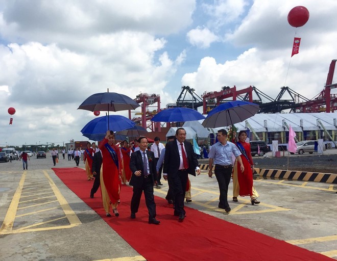 Phó thủ tướng Trương Hòa Bình cùng lãnh đạo Bộ GTVT đến dự khánh thành cảng container quốc tế SP-ITC sáng 18/9. Ảnh: H.B.