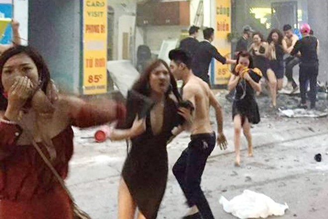 Hình ảnh cô gái dùng áo ngực bịt mũi chạy ra từ đám cháy được chia sẻ rầm rộ trên mạng xã hội. Ảnh chụp màn hình.