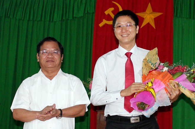 Ông Nguyễn Viết Vy (33 tuổi, phải), tân Bí thư huyện đảo Lý Sơn trong lễ nhậm chức sáng 23/9. Ảnh: Minh Hoàng.