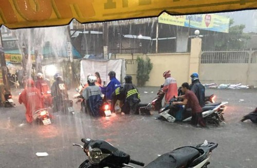 Sài Gòn rối loạn vì ngập nặng
