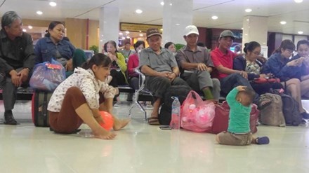 Hành khách đợi ở sân bay Tân Sơn Nhất. Ảnh: Hải An/Zing