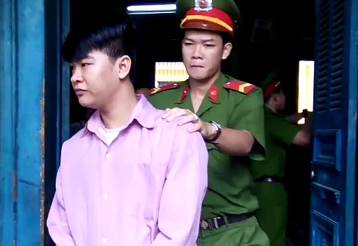 Bị cáo Nam bị dẫn giải sau phiên tòa. Ảnh: Phan Chung.
